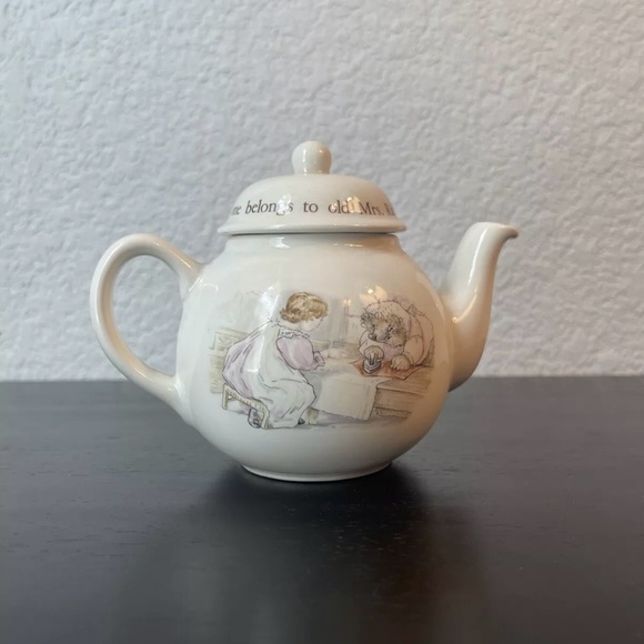 Wedgwood MRS TIGGY WINKLE Miniature Teapot. - Picture 3 of 10